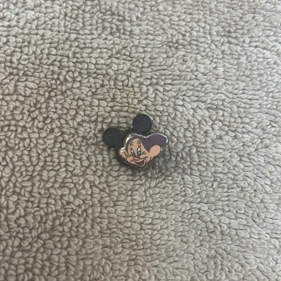 Assortment of Disney pins - Picture 3 of 9